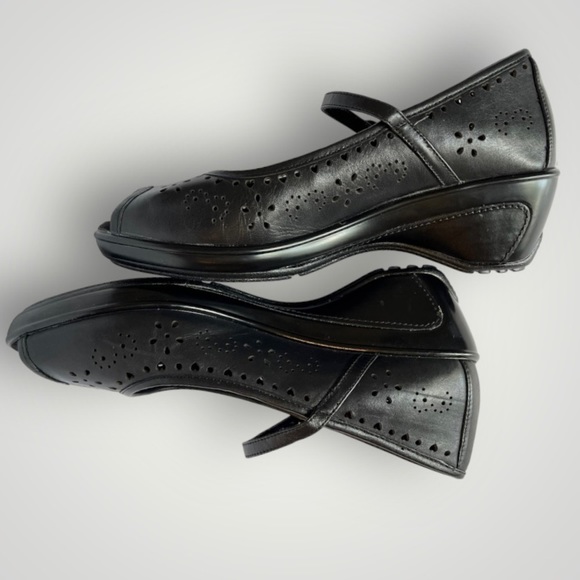 White Mountain • Black Laser Cut Leather Peep Toe Mary Jane Platforms • Size 7 - Picture 2 of 7